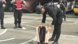 Polisi Akhirnya Buka Koper Misterius yang Sempat Dicurigai Berisi Bom