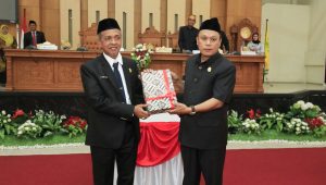 Terapkan Prinsip ‘Money Follow Program’ Pemkab Luwu Serahkan Ranperda Perubahan APBD 2023