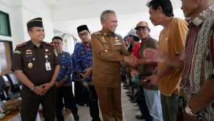 Bupati Luwu Serahkan 23 Unit Handtraktor ke Kelompok Tani di Dua Kecamatan