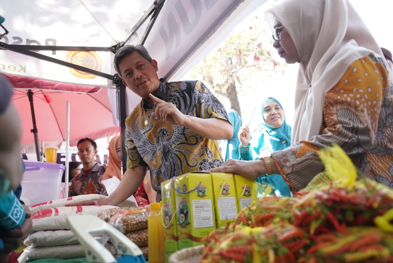 Tekan Inflasi Di Sulsel Pj Sekda Buka Pasar Murah Gerakan Pangan Murah Di Kecamatan Mariso