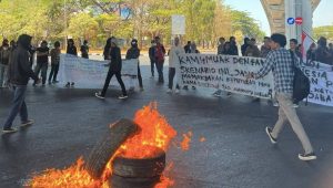 Teriakan Massa di Makassar: Menolak Usia Minimum Cawapres dan Melawan Politik Dinasti!