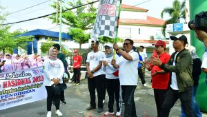 Pj Walikota Palopo Lepas Peserta Jalan Sehat Hari Guru Nasional