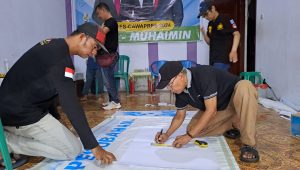 Relawan Mileanies di Makassar Galakkan Spanduk Rakyat, Dibuat dari Karung Beras