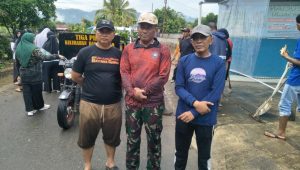 Peringati HUT Korem 141/Toddopuli ke-67, Koramil 1403-06/Wara Bersama Warga Bersihkan Drainase di Pajalesang Palopo