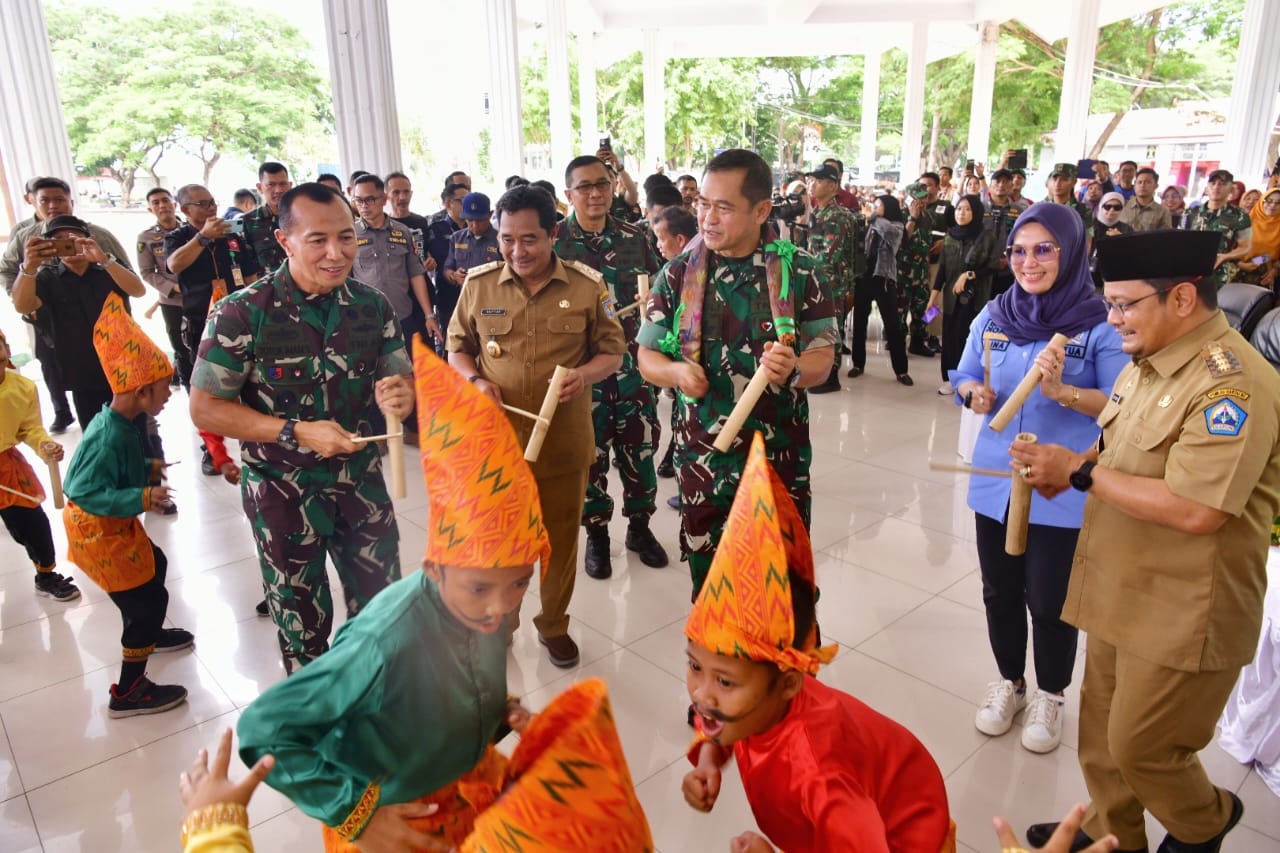 Pj Gubernur Sulsel Ikut Gerakan Perangi Sampah Plastik Bersama Kasad