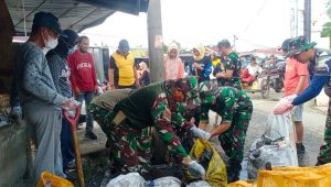 Peringati HUT Korem 141/Toddopuli, Koramil 1403-06 Wara Gelar Karya Bakti TNI di Pasar Andi Tadda Palopo