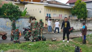 Peduli dengan Lingkungan dan Masyarakat, Koramil 1403-06/Wara Gotong Royong Bersihkan Sampah di Parit
