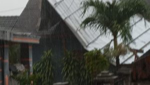Atap Rumah Warga Balandai Palopo Terbang Dibawa Angin, Babinsa Minta Warga Waspada