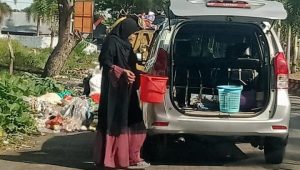 Dokter Ahli Saraf RSUD Batara Guru Belopa Buang Sampah di Tepi Jalan Menggunaan Mobil Dinas