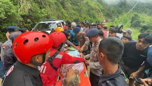 Quick Response, 1 Pleton Tim SAR Brimob Batalyon D Pelopor Bantu Evakuasi Korban Longsor di Bastem Utara