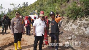 Kembali Tinjau Lokasi Longsor di Bonglo, Pj Bupati Luwu Janji Akan Segera Lakukan Rehabilitasi Akses Jalan