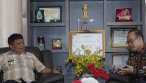 Terima Tim BPKP, Pj Bupati Luwu Wacanakan Pasang Stiker Masyarakat Miskin Dirumah Penerima BLT