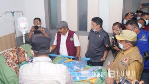 Pj. Gubernur Sulsel Kunjungi Korban Tanah Longsor Bonglo, Bastem Utara