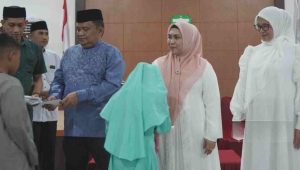 Buka Puasa Bersama Anak Yatim Piatu dan Petugas Kebersihan, Pj Bupati Luwu Serahkan Infaq