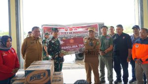 Panglima TNI Toddopuli Berikan Bantuan Logistik untuk Korban Bencana di Luwu