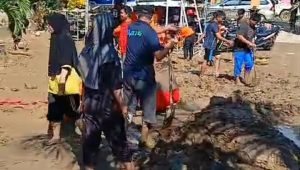 Tanamkan Nilai Kepdulian dan Empati, SMPN 3 Belopa Libatkan Peserta Didik Bersihkan Sekolah Terkena Dampak Banjir