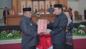 Pj Bupati Luwu Serahkan Ranperda Pertanggungjawaban APBD 2023