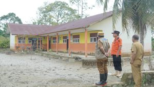 Pasca Banjir di Kecamatan Lamasi Timur, Pj Bupati Luwu Salurkan Bantuan Bahan Pokok