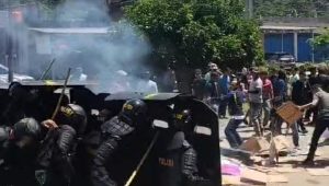 Tepat di Depan Mapolres, Puluhan Massa Bentrok Dengan Personel Polres Luwu