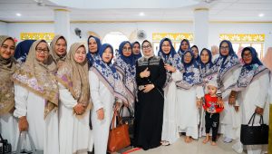 Emak-emak Majelis Taklim Telluwanua Antusias Foto Bareng Ketua DPRD Palopo