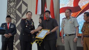 Berdedikasi Dalam Percepatan Hibah Lahan Polairud Polres Luwu, Empat Tokoh Masyarakat Terima Penghargaan