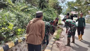 Cegah Banjir, Babinsa Koramil 1403-06/Wara Gotong Royong Bersihkan Saluran Air di Murante