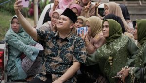 Aksi Kocak ‘Emak-emak’ Cegat Arham Basmin Untuk Foto Selfie Diatas Kabin Mobil