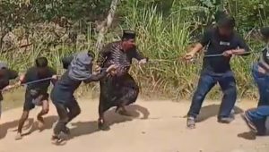 Kesuliatan Menanjak, Cawabup Rahmat ‘Kapten’ Bantu Warga Tarik Mobil