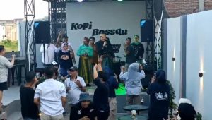 Usai Deklarasi Damai, ABM-Rahmat Bakar Semangat Simpatisan dan Relawan Dengan Menyanyikan Lagu ‘Kopi Dangdut’