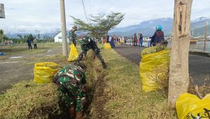 Cegah Banjir, Babinsa Koramil Wara Gotong Royong dengan Warga Bersihkan Saluran Pembuangan Air