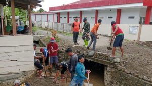 Wujud Kemanunggalan TNI dan Rakyat, Babinsa Sertu Baharuddin Gotong Royong Bersihkan Saluran Air