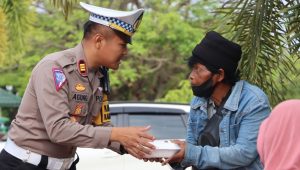 Masyarakat Apresiasi Berbagi Jumat Berkah Sambil Sosialisasi Pentingnya Keselatamatan Belalulintas Yang Dilakukan Oleh Satlantas Polres Luwu