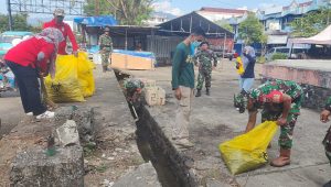 Meriahkan HUT TNI, Babinsa Dangerakko Karya Bhakti Bersama Masyarakat