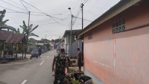 Bersama Warga, Babinsa Koramil Wara Gotong Royong Bersihkan Lingkungan