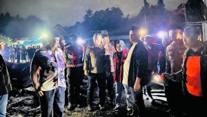 Salurkan Bantuan ke Korban Kebakaran, Bupati Luwu Janji Bangunkan Rumah Layak Huni