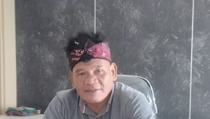 Gaya Nyentrik Anggota DPRD Palopo Rustan Taruk Sambut Walikota Baru