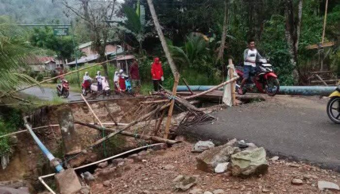 Jembatan Penghubung Tiga Desa di Kecamatan Larompong Sudah Lama Ambruk, Pemerintah Daerah Terkesan ‘Tutup Mata’