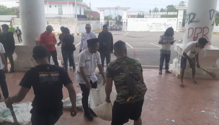 Anggota DPRD Palopo Bersama Staf dan Relawan Bersihkan Puing Pasca Demo Anarkis