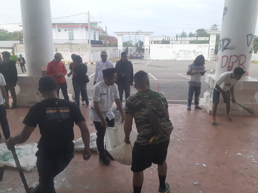 Aksi bersih-bersih ini dipimpin langsung Ketua DPRD Palopo, Darwis, didampingi Wakil Ketua I Harisal A. Latief, Wakil Ketua II Alfri Jamil, serta sejumlah anggota dewan lainnya.