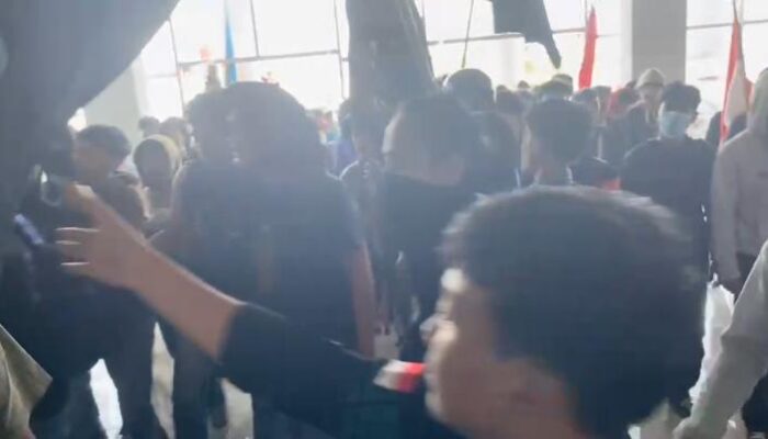 Ribuan Demonstran Aliansi Barisan Dari Rakyat Datangi DPRD Palopo, Tuntut Penghapusan Tunjangan DPR dan Copot Menteri Keuangan