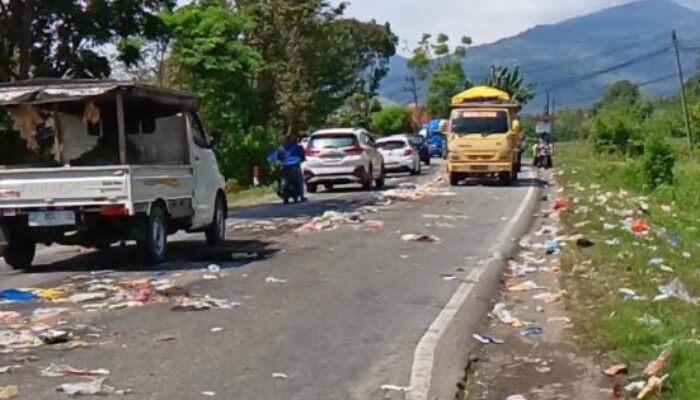 Aksi Protes Pedagang di Pasar Rakyat Bua, Sampah Dihambur di Jalan Hingga Ancam DLH ingin Pindahkan Sampah ke Kantor Bupati dan DPRD Luwu
