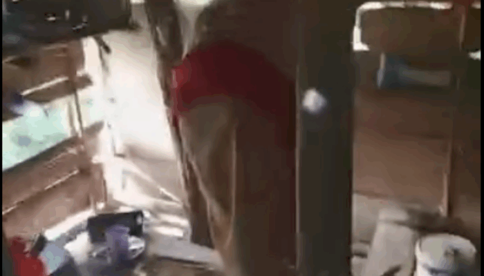 Nenek Renta di Walenrang Barat Hidup dan Tinggal di Gubuk Bambu yang Reot Tepi Jurang