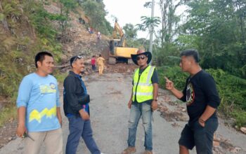 Dinas PUPR Palopo terjunkan alat berat buka akses jalan yang tertutup material longsor, Sabtu (22/11/2025).