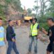 Dinas PUPR Palopo terjunkan alat berat buka akses jalan yang tertutup material longsor, Sabtu (22/11/2025).