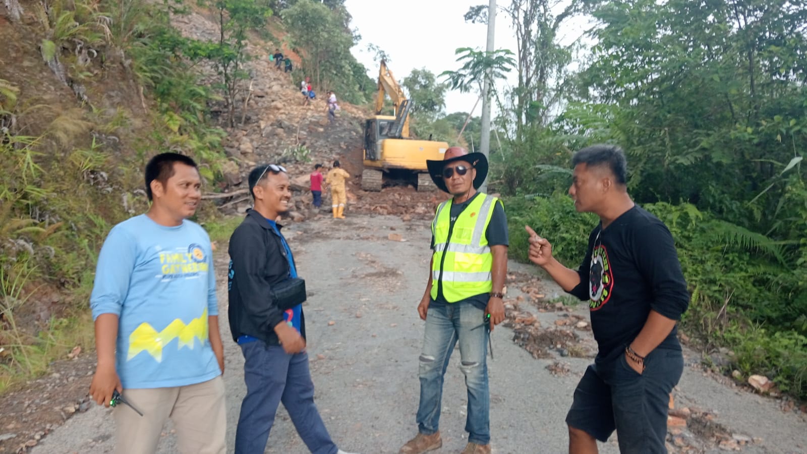 Dinas PUPR Palopo terjunkan alat berat buka akses jalan yang tertutup material longsor, Sabtu (22/11/2025).