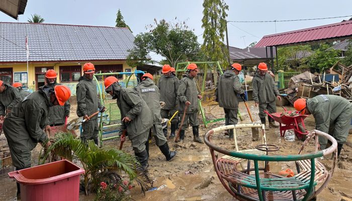 Personel Brimob Sulsel Mulai Lakukan Normalisasi Pasca Bencana di Aceh, Tamiang