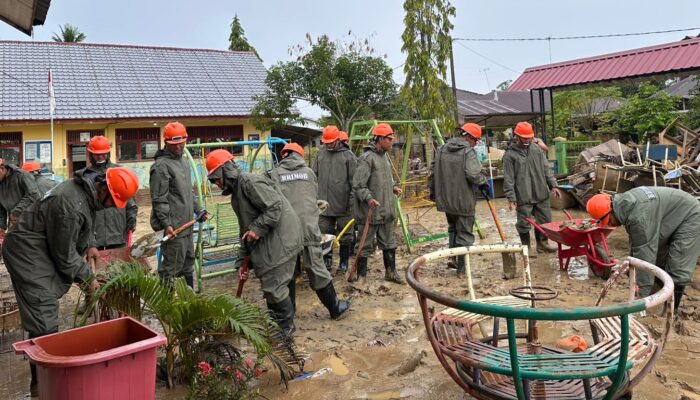 Personel Brimob Sulsel Mulai Lakukan Normalisasi Pasca Bencana di Aceh, Tamiang