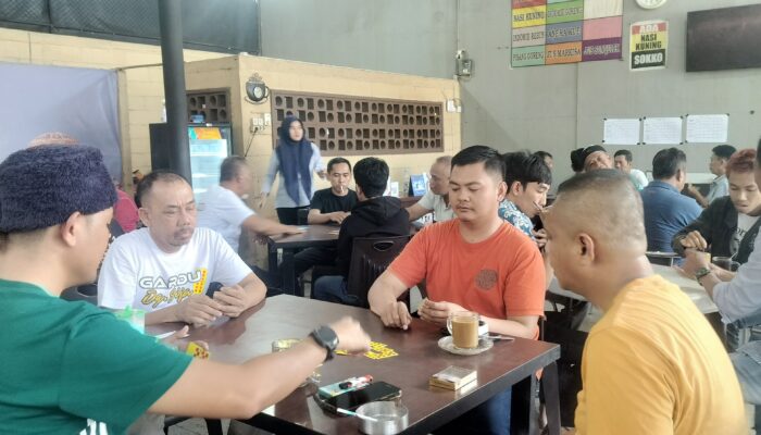 Silaturahmi Hangat IPTU A. Arafat Bersama Penikmat Kopi, Domino Jadi Penghubung Kebersamaan