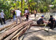 Turut Serta Lestarikan Budaya Masyarakat, Personel Brimob Batalyon D Pelopor Gotong Royong Bangun Bala Suji di Baruga Makkole Baebunta