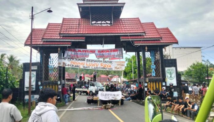 Unjuk Rasa Blokade Jalan di Perbatasan Luwu-Wajo, Demonstran Bawa Keranda Mayat Bertuliskan ‘Gubernur Sulsel’